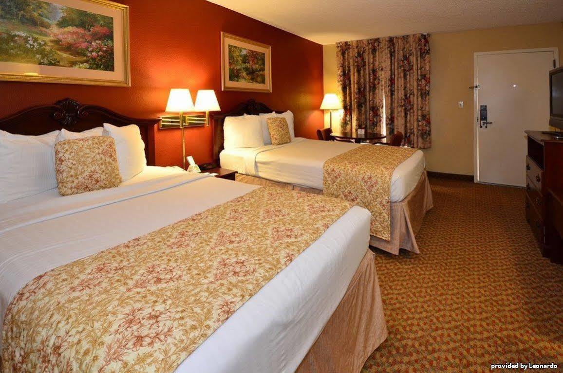 Surestay Plus Hotel By Best Western Southern Pines Pinehurst Стая снимка