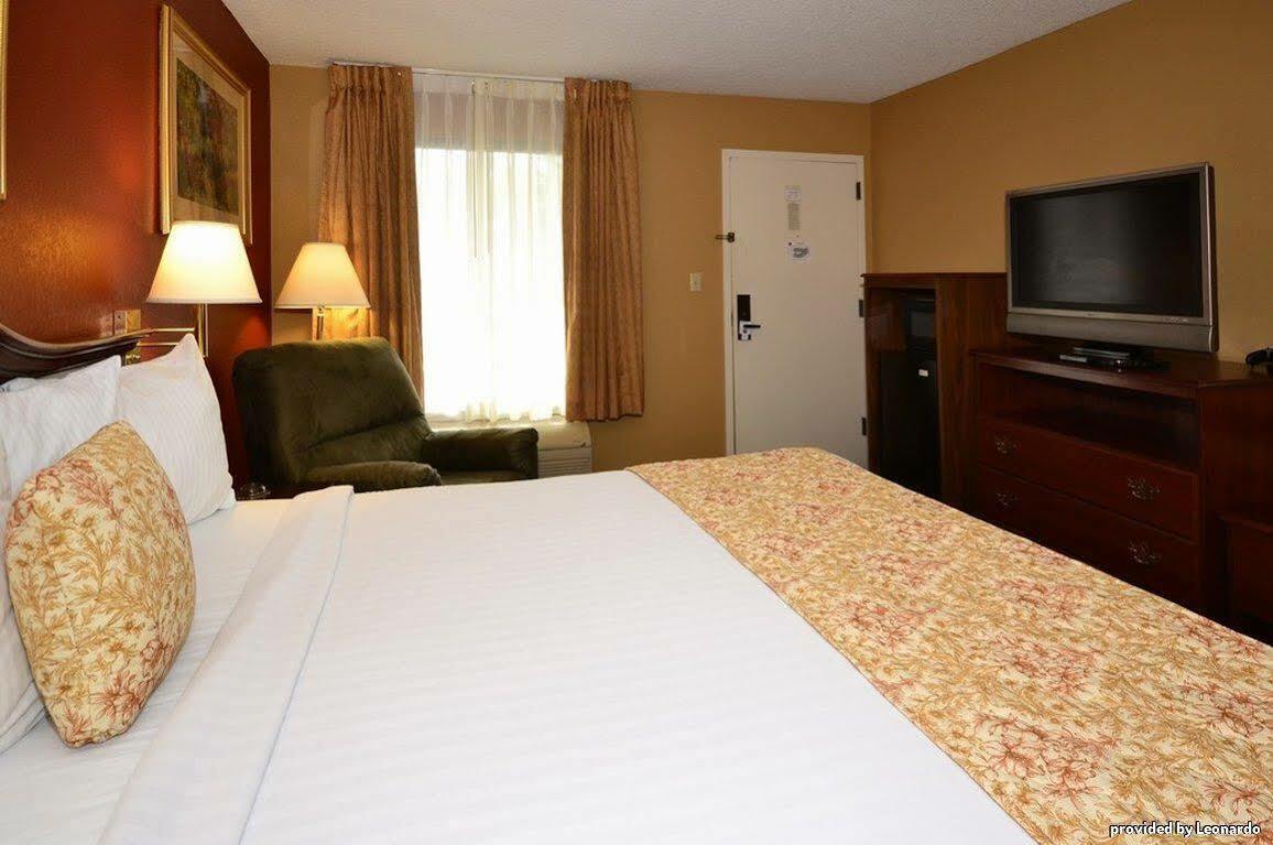 Surestay Plus Hotel By Best Western Southern Pines Pinehurst Стая снимка